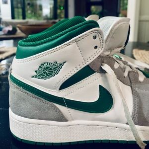 EUC DC7248-103 JORDAN 1 MID SE WHITE/PINE GREEN-LIGHT SMOKE GREY (GS) YOUTH SZ 6